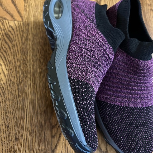 Sleek Purple and Black Sneakers for Everyday Comfort - Picture 4 of 8